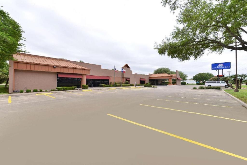 Americas Best Value Inn & Suites Victoria Buitenkant foto