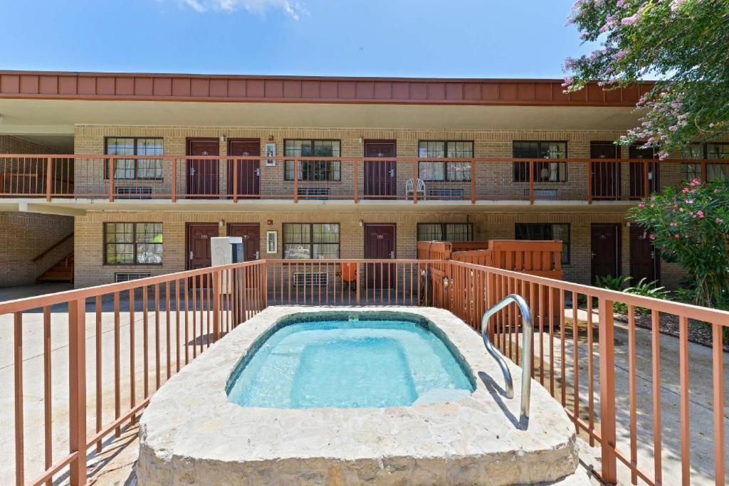 Americas Best Value Inn & Suites Victoria Buitenkant foto