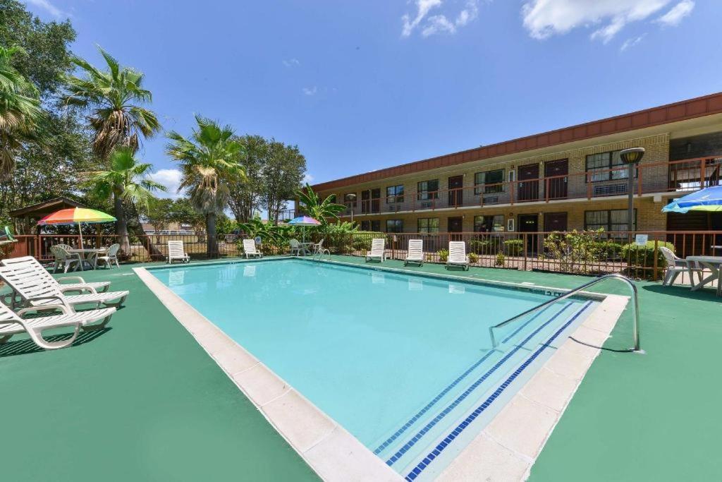 Americas Best Value Inn & Suites Victoria Buitenkant foto