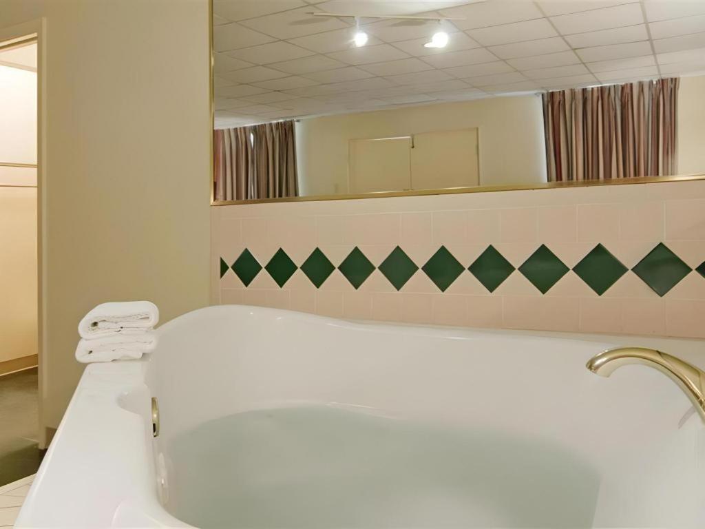 Americas Best Value Inn & Suites Victoria Buitenkant foto