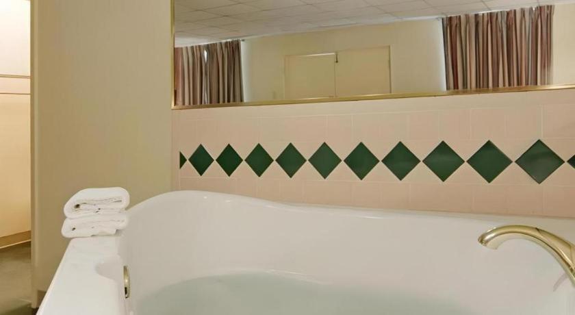 Americas Best Value Inn & Suites Victoria Buitenkant foto